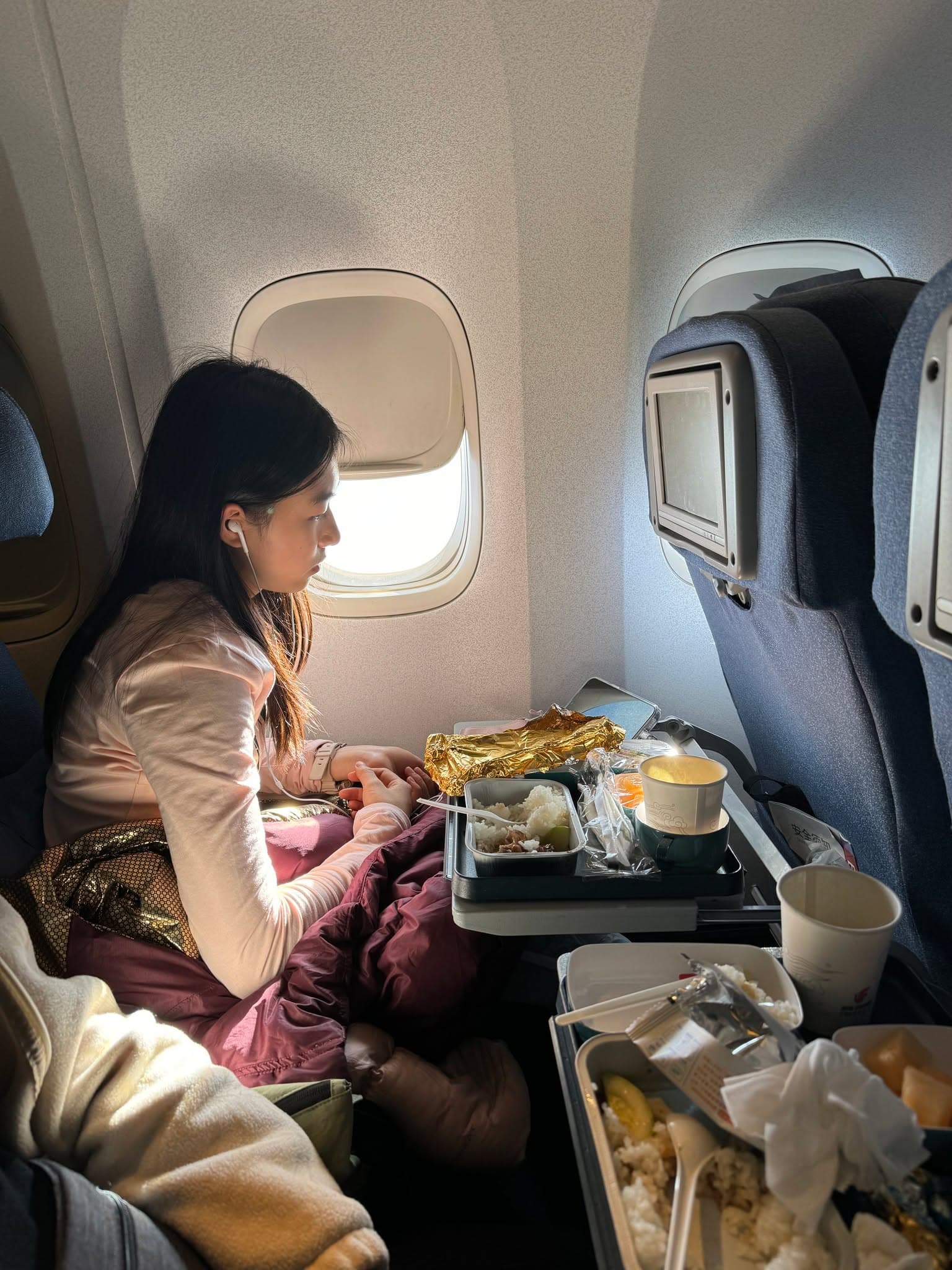 就算飛機有電視睇都不及自己預早下載的Netflix吸引