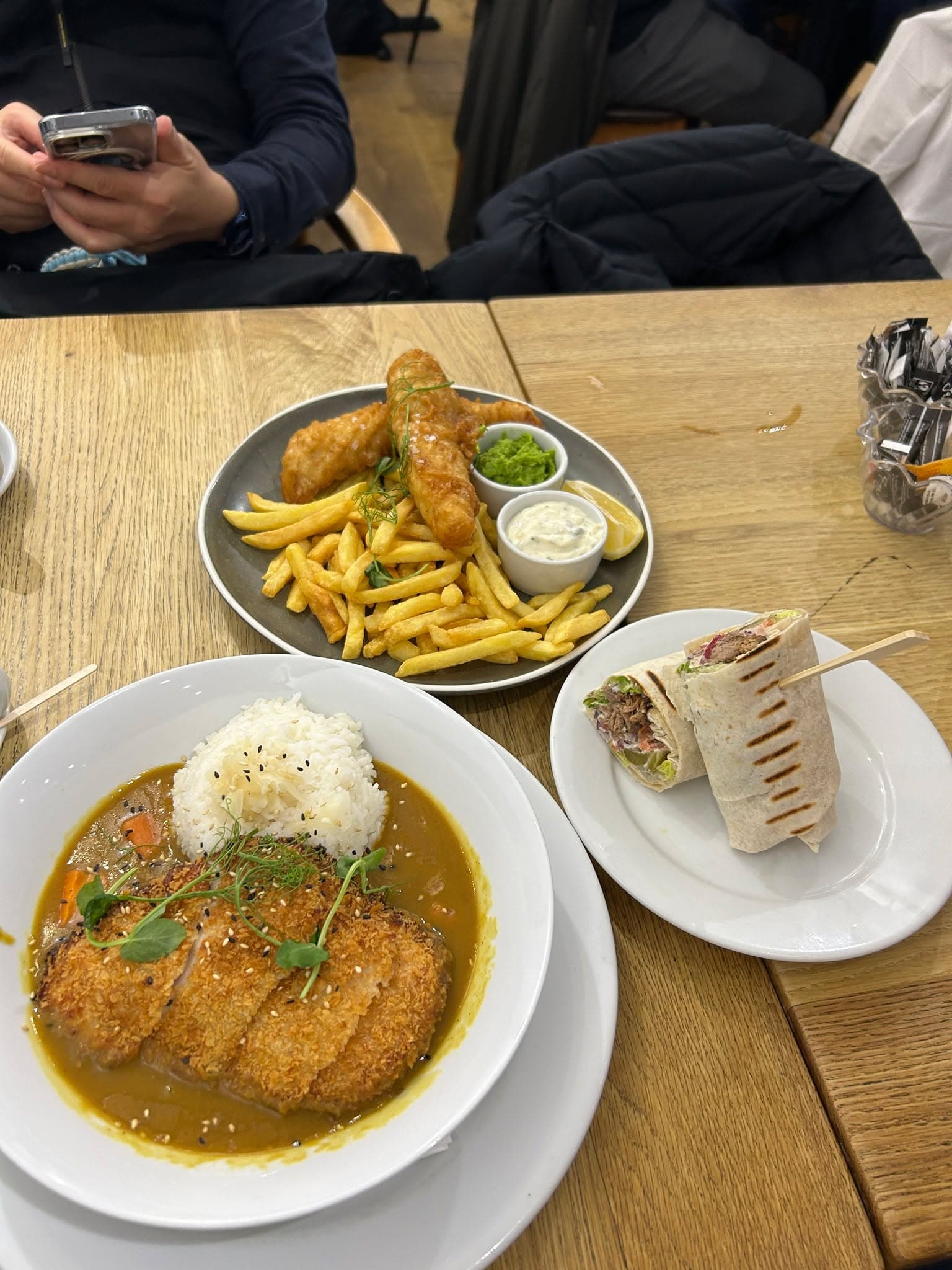 Fish and chips and curry chicken are good. Chicken looks dry but it is so freshy and taste yummy👍👍