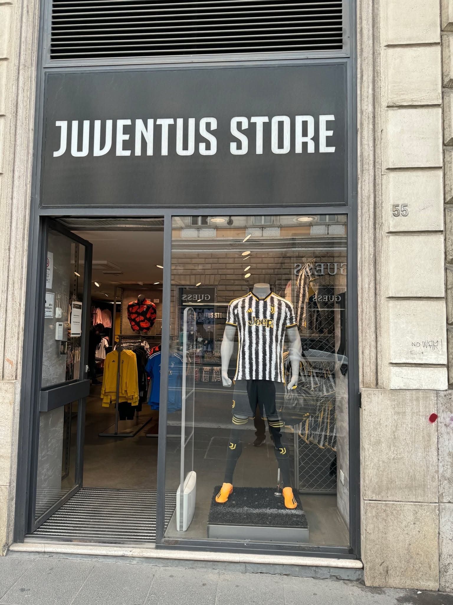 足球商店比較多